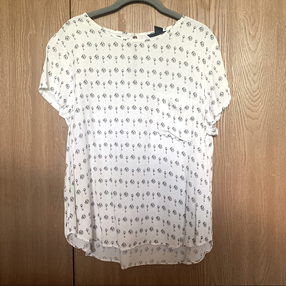 EUC H&M Heart Lock and Key Print Top - Short Sleeved w/ Apron Hem